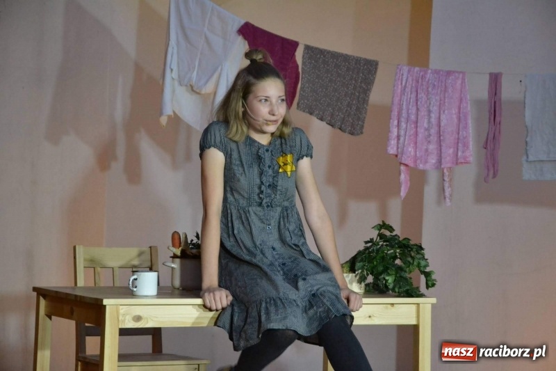 Zdjęcie w galerii na portalu naszraciborz.pl: Premiera monodramu Parasol na Zamku Piastowskim  wiadomości z regionu