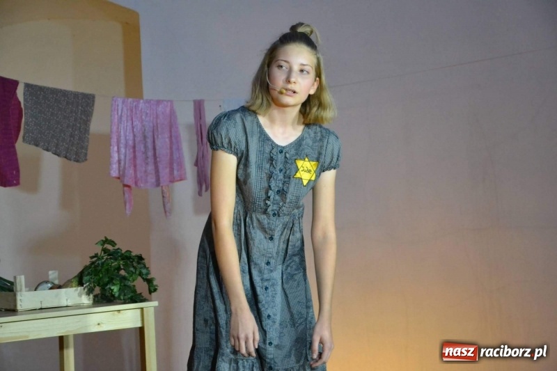 Zdjęcie w galerii na portalu naszraciborz.pl: Premiera monodramu Parasol na Zamku Piastowskim  wiadomości z regionu