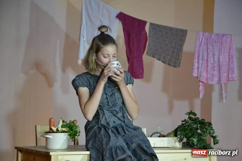 Zdjęcie w galerii na portalu naszraciborz.pl: Premiera monodramu Parasol na Zamku Piastowskim  wiadomości z regionu