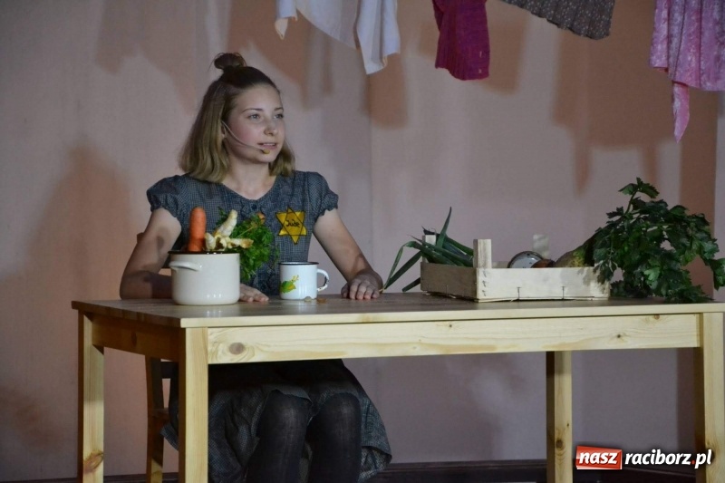 Zdjęcie w galerii na portalu naszraciborz.pl: Premiera monodramu Parasol na Zamku Piastowskim  wiadomości z regionu