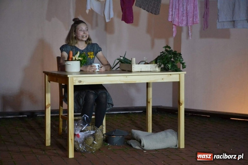 Zdjęcie w galerii na portalu naszraciborz.pl: Premiera monodramu Parasol na Zamku Piastowskim  wiadomości z regionu