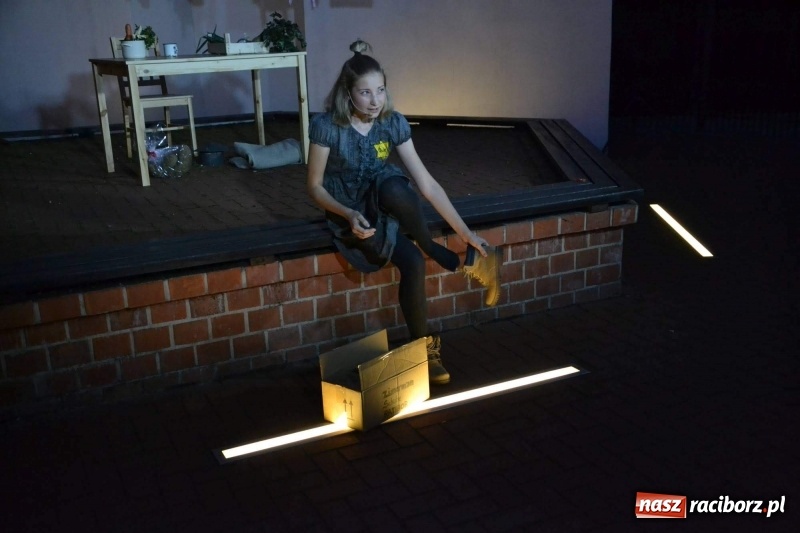 Zdjęcie w galerii na portalu naszraciborz.pl: Premiera monodramu Parasol na Zamku Piastowskim  wiadomości z regionu