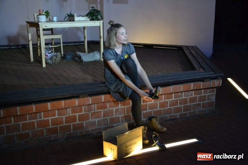 Zdjęcie w galerii na portalu naszraciborz.pl: Premiera monodramu Parasol na Zamku Piastowskim  wiadomości z regionu
