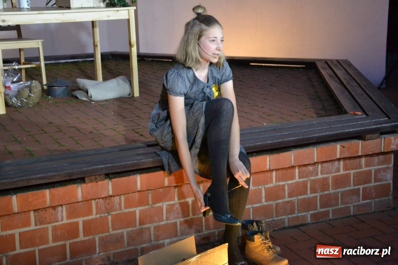 Zdjęcie w galerii na portalu naszraciborz.pl: Premiera monodramu Parasol na Zamku Piastowskim  wiadomości z regionu