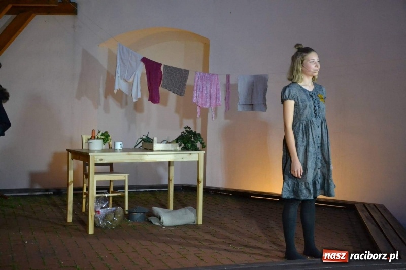 Zdjęcie w galerii na portalu naszraciborz.pl: Premiera monodramu Parasol na Zamku Piastowskim  wiadomości z regionu