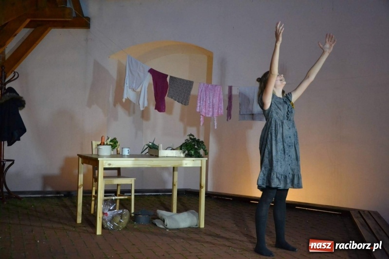 Zdjęcie w galerii na portalu naszraciborz.pl: Premiera monodramu Parasol na Zamku Piastowskim  wiadomości z regionu