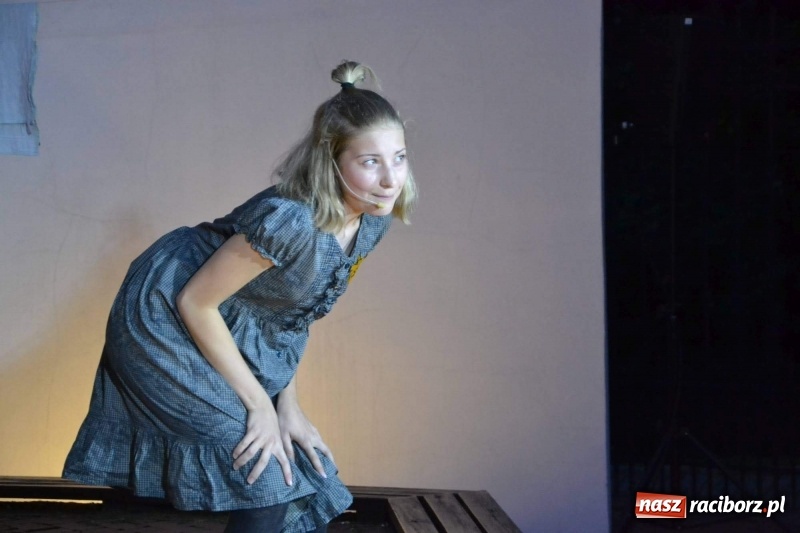 Zdjęcie w galerii na portalu naszraciborz.pl: Premiera monodramu Parasol na Zamku Piastowskim  wiadomości z regionu