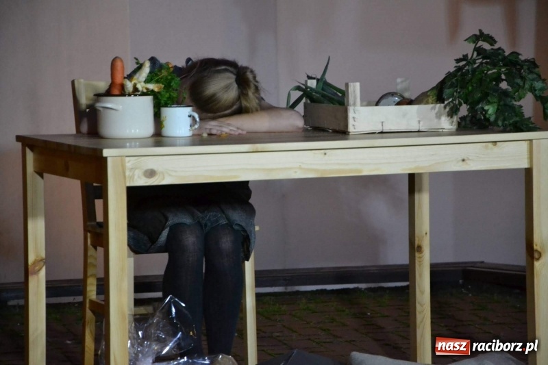 Zdjęcie w galerii na portalu naszraciborz.pl: Premiera monodramu Parasol na Zamku Piastowskim  wiadomości z regionu