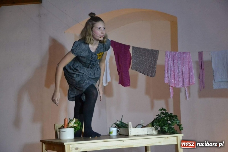 Zdjęcie w galerii na portalu naszraciborz.pl: Premiera monodramu Parasol na Zamku Piastowskim  wiadomości z regionu