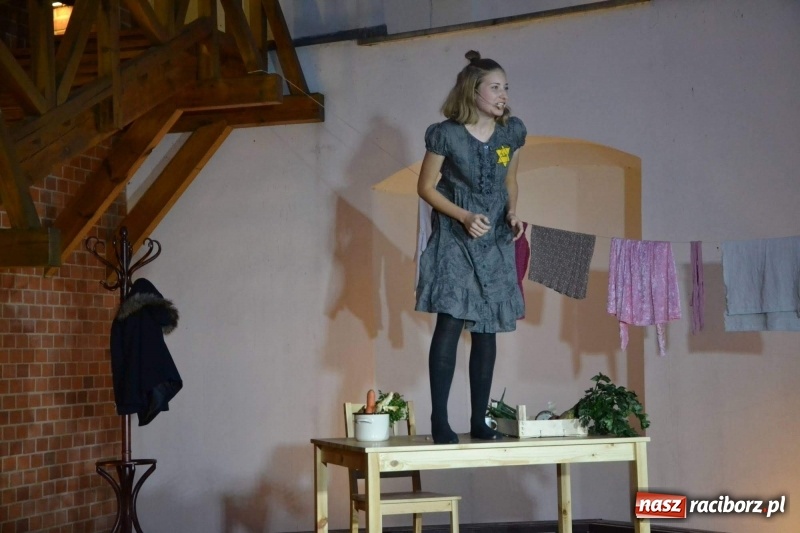 Zdjęcie w galerii na portalu naszraciborz.pl: Premiera monodramu Parasol na Zamku Piastowskim  wiadomości z regionu