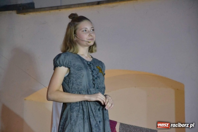 Zdjęcie w galerii na portalu naszraciborz.pl: Premiera monodramu Parasol na Zamku Piastowskim  wiadomości z regionu