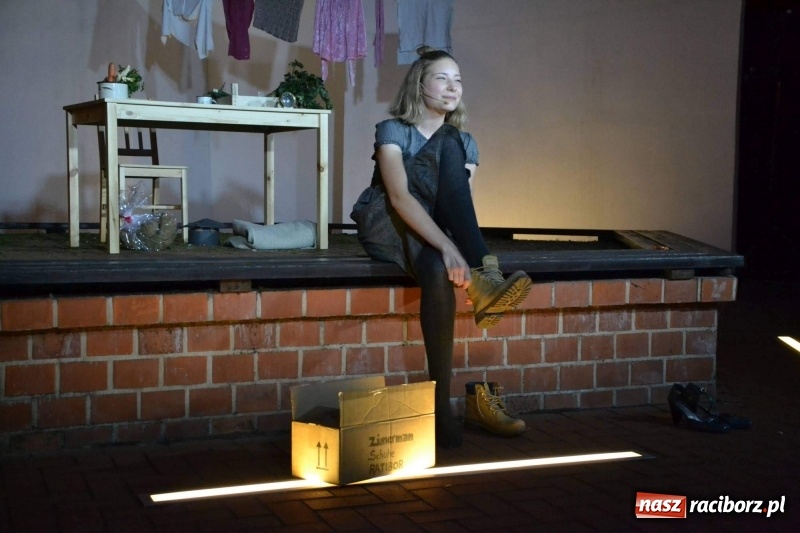 Zdjęcie w galerii na portalu naszraciborz.pl: Premiera monodramu Parasol na Zamku Piastowskim  wiadomości z regionu