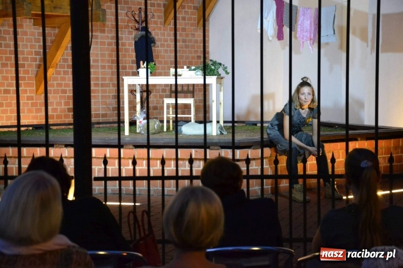 Zdjęcie w galerii na portalu naszraciborz.pl: Premiera monodramu Parasol na Zamku Piastowskim  wiadomości z regionu