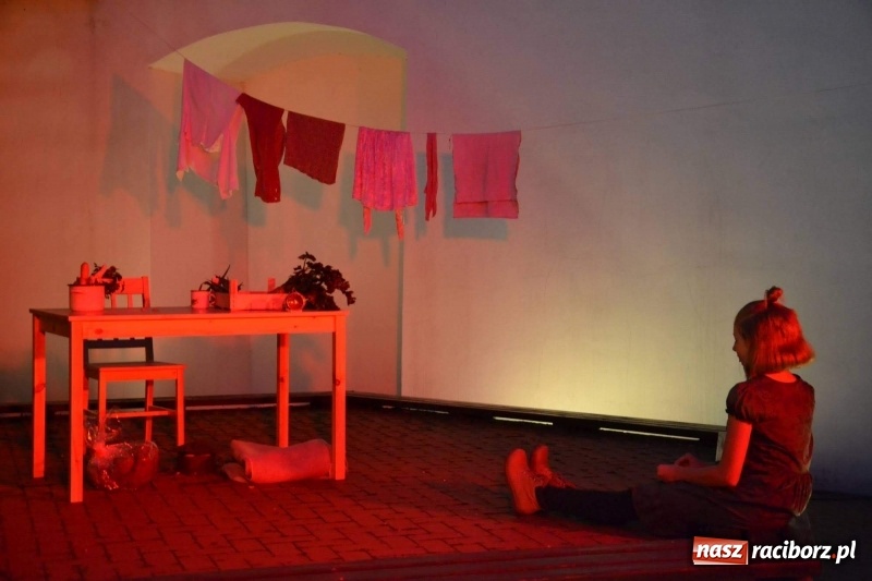 Zdjęcie w galerii na portalu naszraciborz.pl: Premiera monodramu Parasol na Zamku Piastowskim  wiadomości z regionu