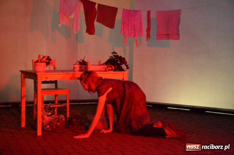 Zdjęcie w galerii na portalu naszraciborz.pl: Premiera monodramu Parasol na Zamku Piastowskim  wiadomości z regionu