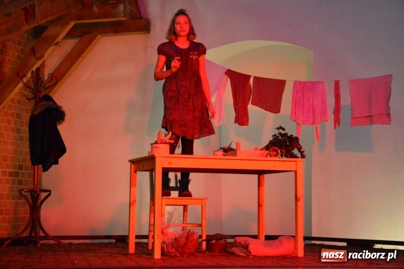 Zdjęcie w galerii na portalu naszraciborz.pl: Premiera monodramu Parasol na Zamku Piastowskim  wiadomości z regionu