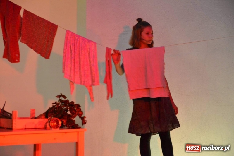 Zdjęcie w galerii na portalu naszraciborz.pl: Premiera monodramu Parasol na Zamku Piastowskim  wiadomości z regionu