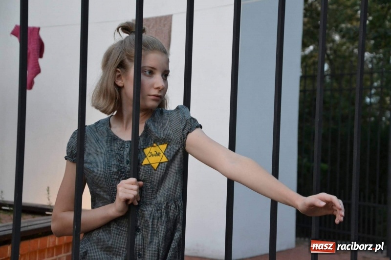 Zdjęcie w galerii na portalu naszraciborz.pl: Premiera monodramu Parasol na Zamku Piastowskim  wiadomości z regionu