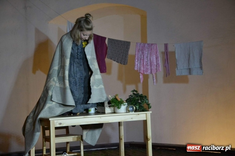 Zdjęcie w galerii na portalu naszraciborz.pl: Premiera monodramu Parasol na Zamku Piastowskim  wiadomości z regionu