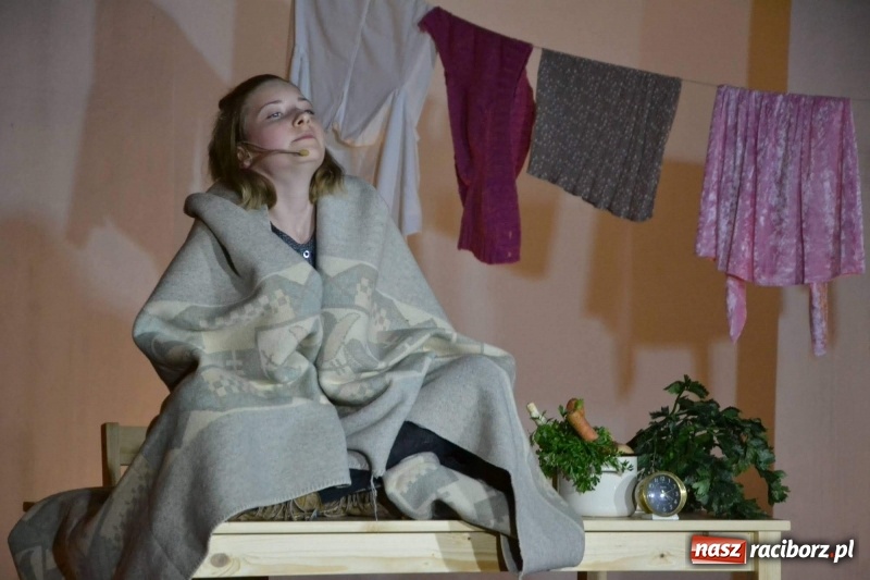 Zdjęcie w galerii na portalu naszraciborz.pl: Premiera monodramu Parasol na Zamku Piastowskim  wiadomości z regionu