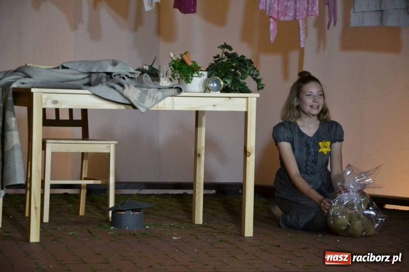 Zdjęcie w galerii na portalu naszraciborz.pl: Premiera monodramu Parasol na Zamku Piastowskim  wiadomości z regionu