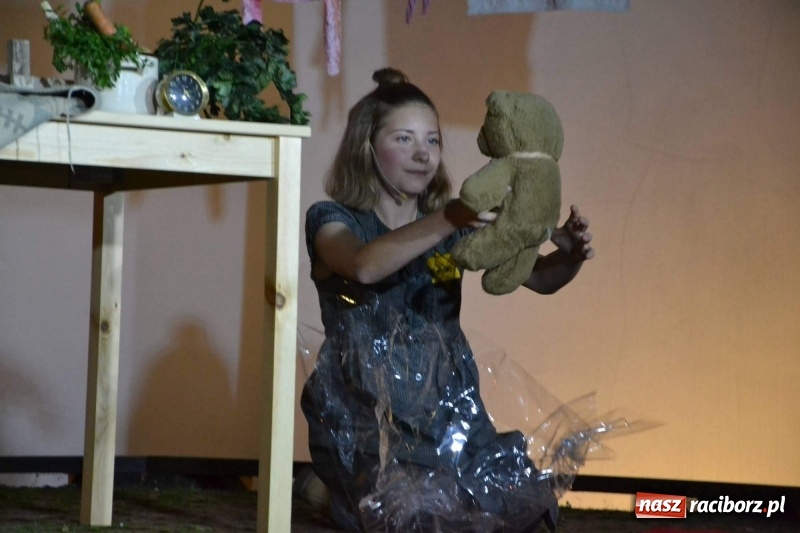 Zdjęcie w galerii na portalu naszraciborz.pl: Premiera monodramu Parasol na Zamku Piastowskim  wiadomości z regionu