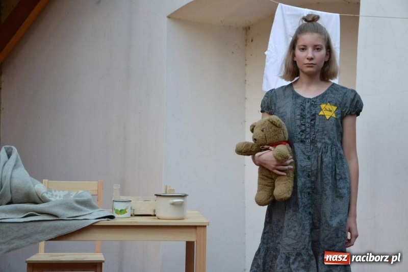 Zdjęcie w galerii na portalu naszraciborz.pl: Premiera monodramu Parasol na Zamku Piastowskim  wiadomości z regionu