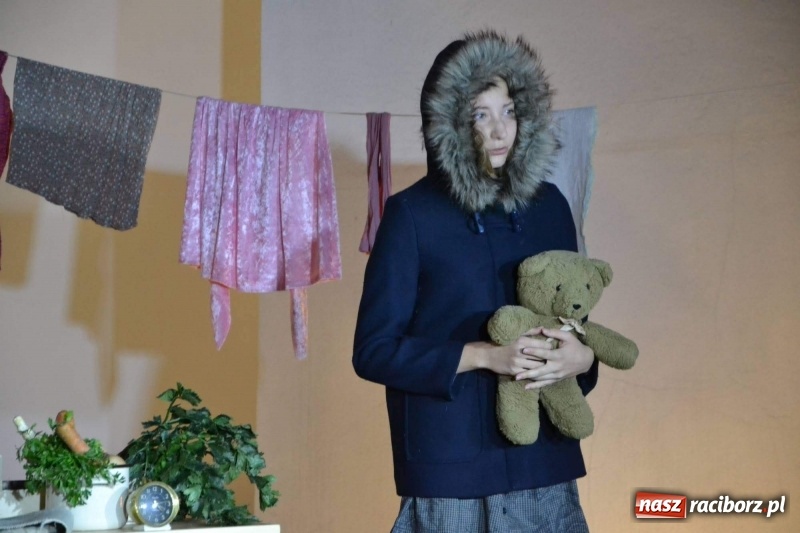 Zdjęcie w galerii na portalu naszraciborz.pl: Premiera monodramu Parasol na Zamku Piastowskim  wiadomości z regionu