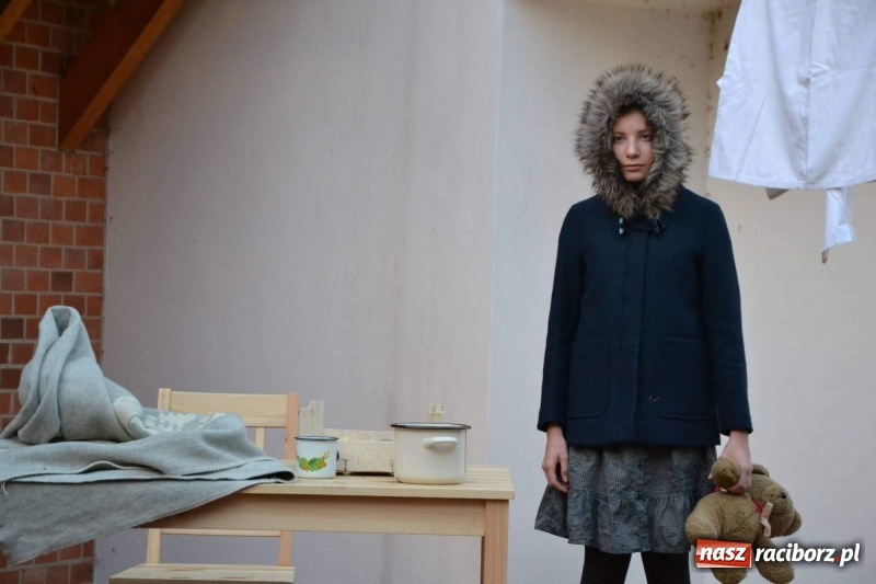 Zdjęcie w galerii na portalu naszraciborz.pl: Premiera monodramu Parasol na Zamku Piastowskim  wiadomości z regionu