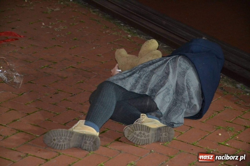 Zdjęcie w galerii na portalu naszraciborz.pl: Premiera monodramu Parasol na Zamku Piastowskim  wiadomości z regionu