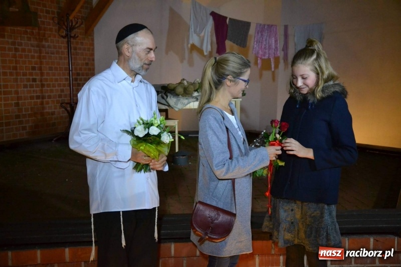 Zdjęcie w galerii na portalu naszraciborz.pl: Premiera monodramu Parasol na Zamku Piastowskim  wiadomości z regionu