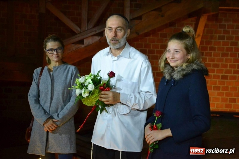 Zdjęcie w galerii na portalu naszraciborz.pl: Premiera monodramu Parasol na Zamku Piastowskim  wiadomości z regionu