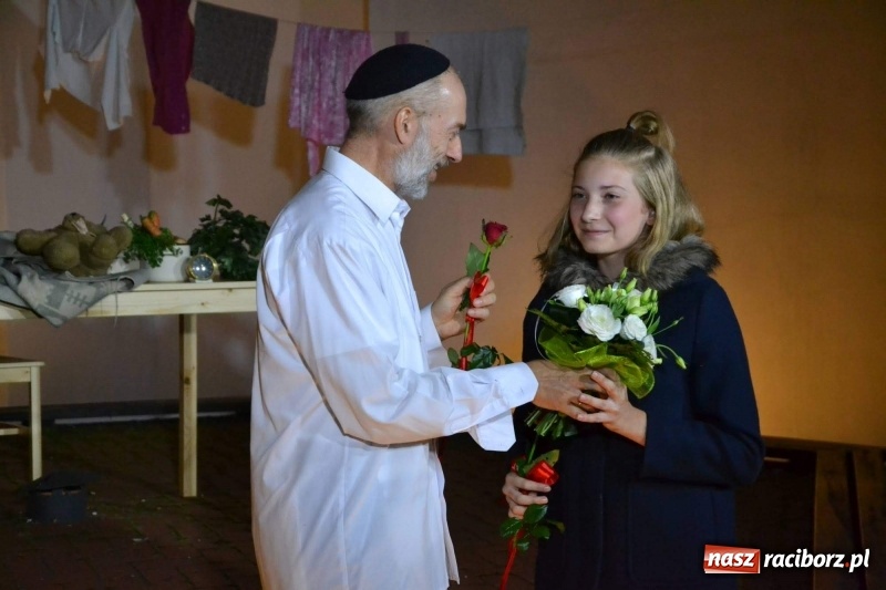 Zdjęcie w galerii na portalu naszraciborz.pl: Premiera monodramu Parasol na Zamku Piastowskim  wiadomości z regionu