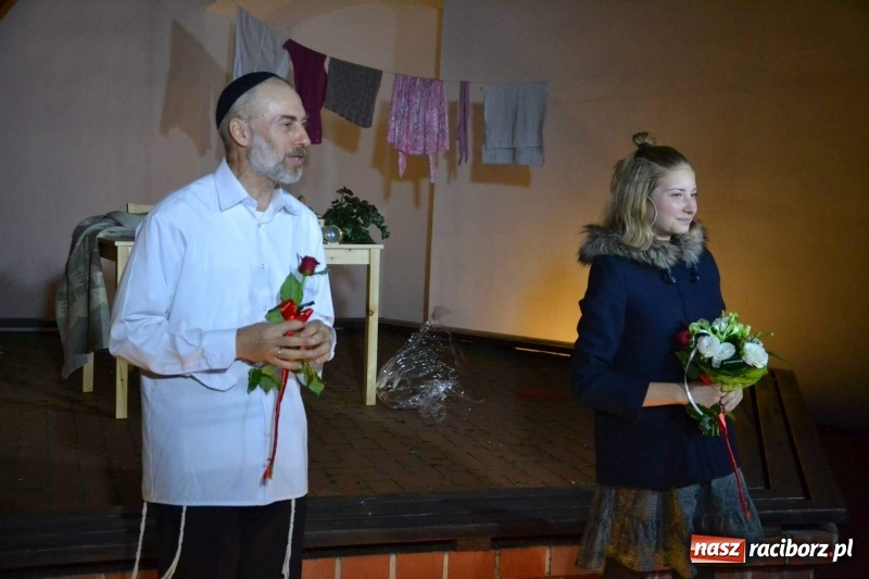 Zdjęcie w galerii na portalu naszraciborz.pl: Premiera monodramu Parasol na Zamku Piastowskim  wiadomości z regionu