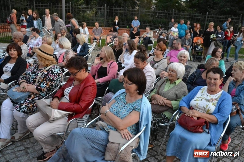 Zdjęcie w galerii na portalu naszraciborz.pl: Premiera monodramu Parasol na Zamku Piastowskim  wiadomości z regionu