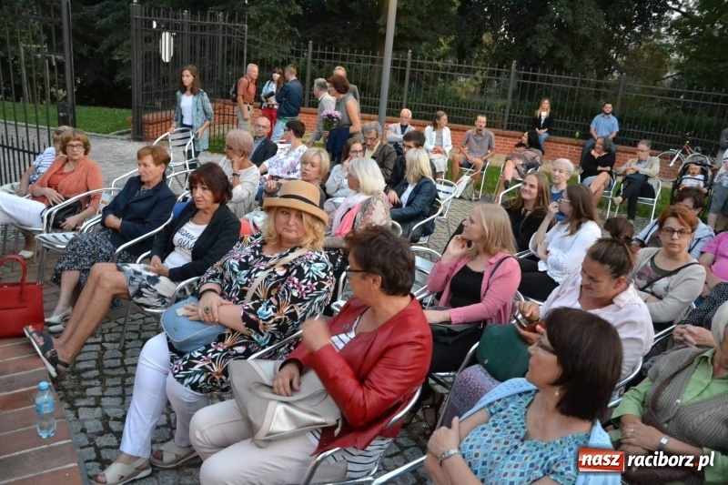 Zdjęcie w galerii na portalu naszraciborz.pl: Premiera monodramu Parasol na Zamku Piastowskim  wiadomości z regionu