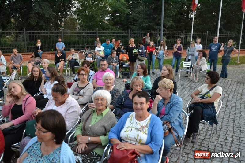 Zdjęcie w galerii na portalu naszraciborz.pl: Premiera monodramu Parasol na Zamku Piastowskim  wiadomości z regionu