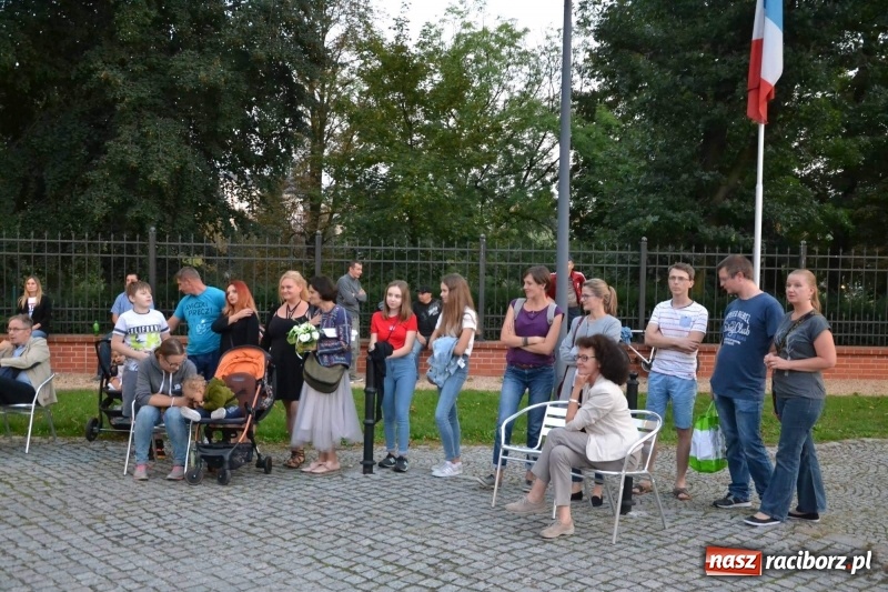 Zdjęcie w galerii na portalu naszraciborz.pl: Premiera monodramu Parasol na Zamku Piastowskim  wiadomości z regionu
