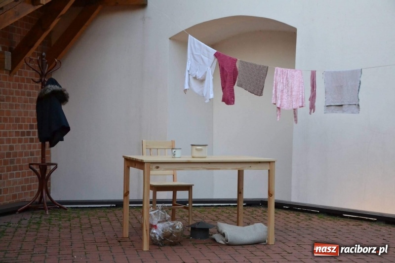 Zdjęcie w galerii na portalu naszraciborz.pl: Premiera monodramu Parasol na Zamku Piastowskim  wiadomości z regionu