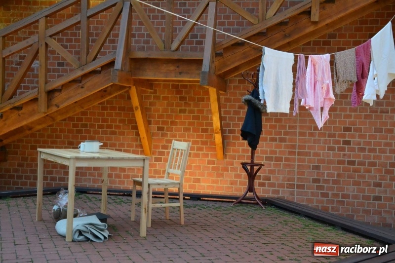 Zdjęcie w galerii na portalu naszraciborz.pl: Premiera monodramu Parasol na Zamku Piastowskim  wiadomości z regionu