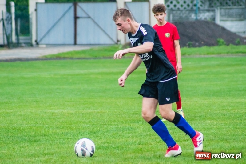 Zdjęcie w galerii na portalu naszraciborz.pl: Juniorzy starsi: Tworków rozkręcał się powoli, lecz ostatecznie strzelił siedem goli wiadomości z regionu