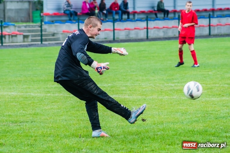 Zdjęcie w galerii na portalu naszraciborz.pl: Juniorzy starsi: Tworków rozkręcał się powoli, lecz ostatecznie strzelił siedem goli wiadomości z regionu