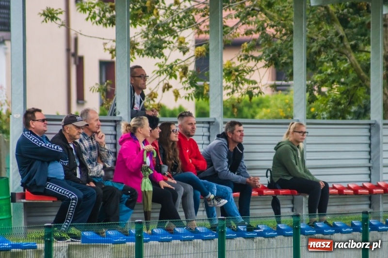 Zdjęcie w galerii na portalu naszraciborz.pl: Juniorzy starsi: Tworków rozkręcał się powoli, lecz ostatecznie strzelił siedem goli wiadomości z regionu