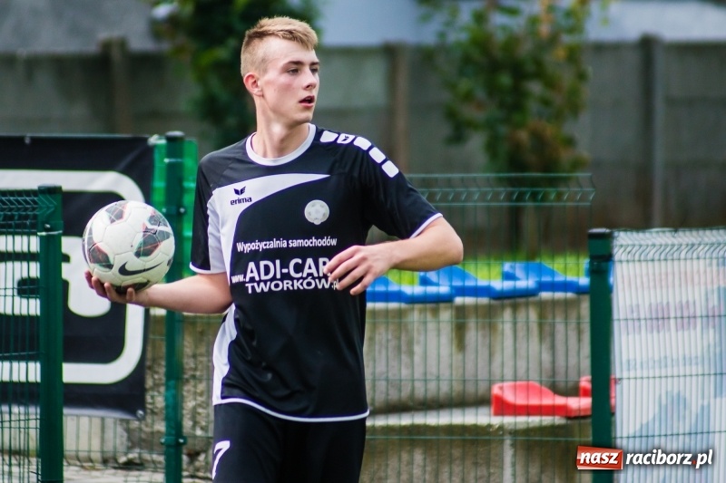 Zdjęcie w galerii na portalu naszraciborz.pl: Juniorzy starsi: Tworków rozkręcał się powoli, lecz ostatecznie strzelił siedem goli wiadomości z regionu