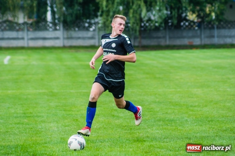 Zdjęcie w galerii na portalu naszraciborz.pl: Juniorzy starsi: Tworków rozkręcał się powoli, lecz ostatecznie strzelił siedem goli wiadomości z regionu