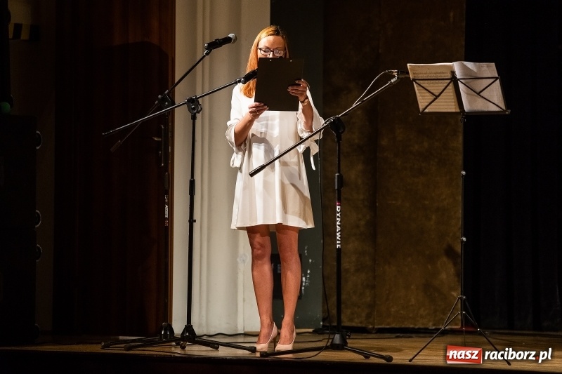 Zdjęcie w galerii na portalu naszraciborz.pl: 100 lat polskiej niepodległości. Finesis Trio wystąpiło w Raciborskim Centrum Kultury wiadomości z regionu