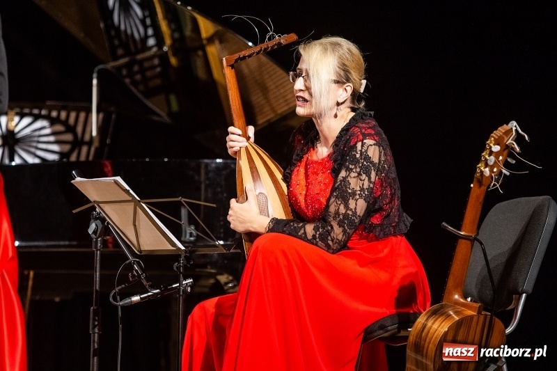 Zdjęcie w galerii na portalu naszraciborz.pl: 100 lat polskiej niepodległości. Finesis Trio wystąpiło w Raciborskim Centrum Kultury wiadomości z regionu