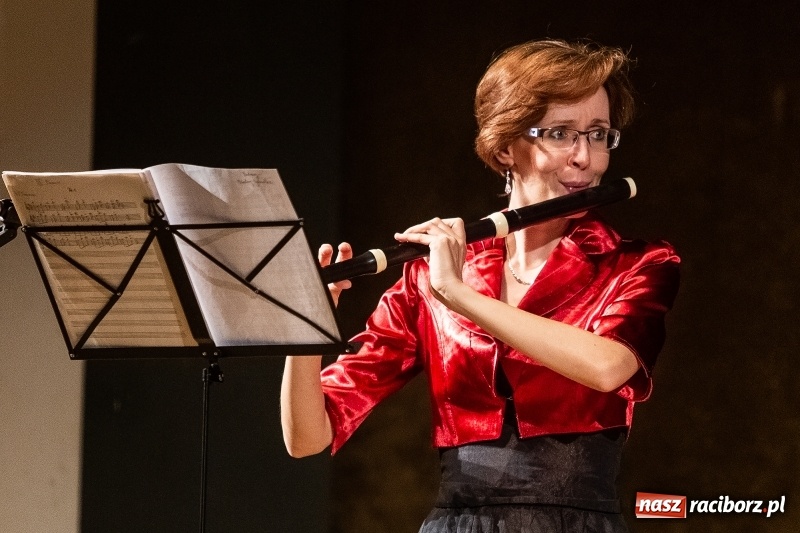 Zdjęcie w galerii na portalu naszraciborz.pl: 100 lat polskiej niepodległości. Finesis Trio wystąpiło w Raciborskim Centrum Kultury wiadomości z regionu