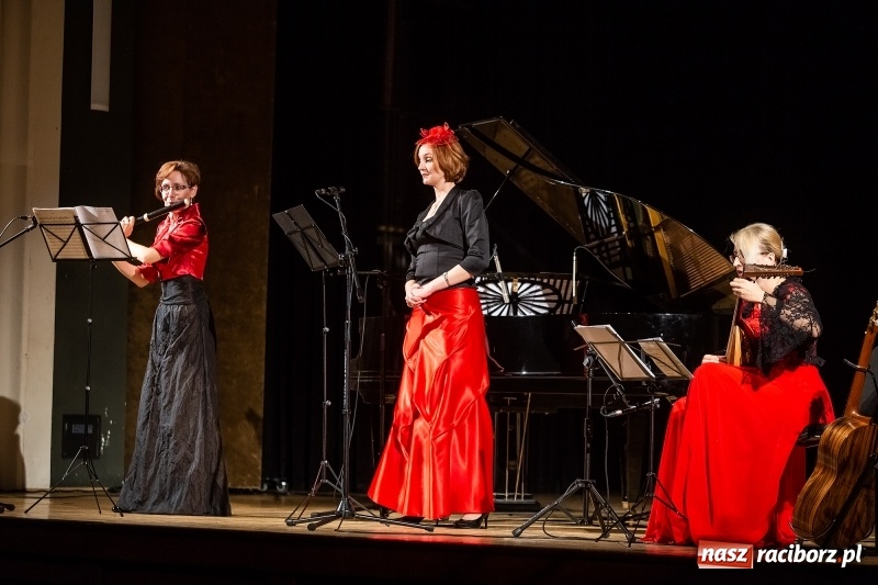 Zdjęcie w galerii na portalu naszraciborz.pl: 100 lat polskiej niepodległości. Finesis Trio wystąpiło w Raciborskim Centrum Kultury wiadomości z regionu