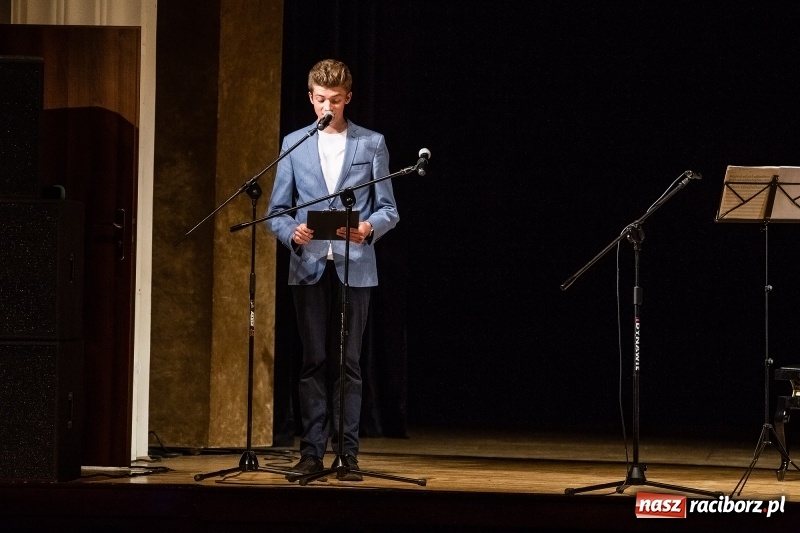 Zdjęcie w galerii na portalu naszraciborz.pl: 100 lat polskiej niepodległości. Finesis Trio wystąpiło w Raciborskim Centrum Kultury wiadomości z regionu